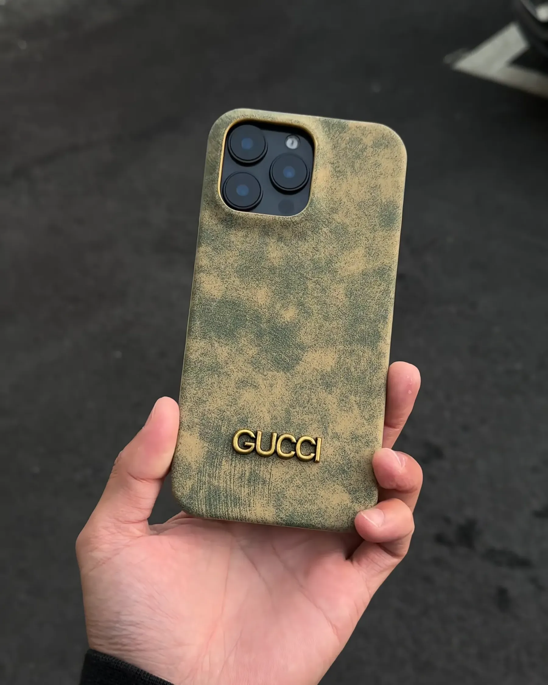 古馳金屬立標翻毛皮手機殼-CASEZONE